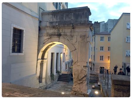 Arco di Riccardo, Città Vecchia e Cavana