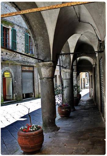 Portico a Bagnone