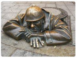 Una delle statue in bronzo a Bratislava