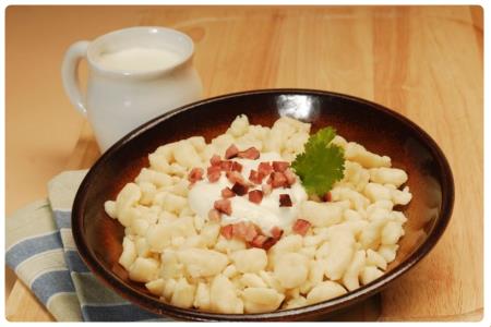 Bryndzové Halušky -  gnocchi di patate con formaggio di pecora e pancetta croccante