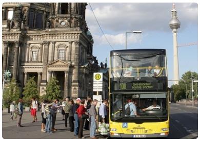 In cosa consiste l'itinerario dei bus n. 100 e n. 200? 
