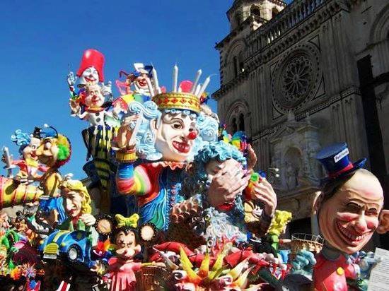 Acireale carri carnevale