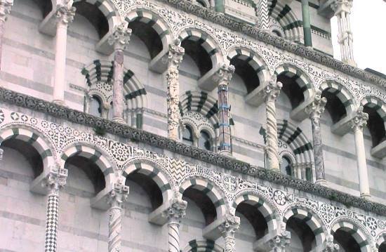 Particolare delle coloninne facciata - Cattedrale di San Martino a Lucca
