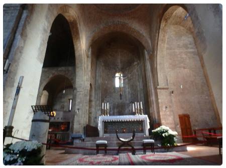 Interno chiesa di San Pietro 