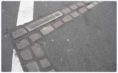 Linea di ciottoli, dove un tempo si trovava il Muro di Berlino "Berliner Mauer 1961-1989".