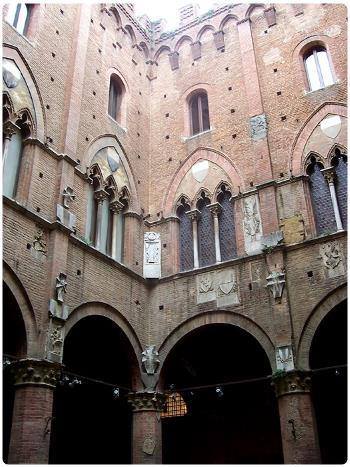 Cortile del Podestà  - Palazzo Pubblico - Siena