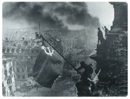 Foto con il soldato dell'Armata Rossa sul Reichstag