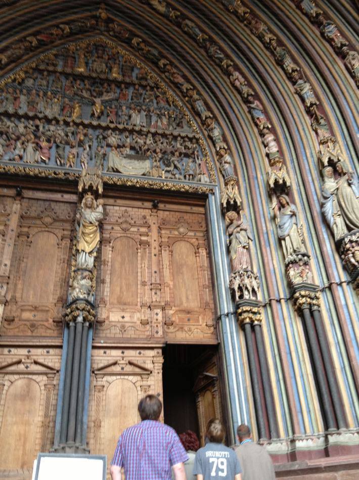 Foto della porta della cattedrale di Friburgo
