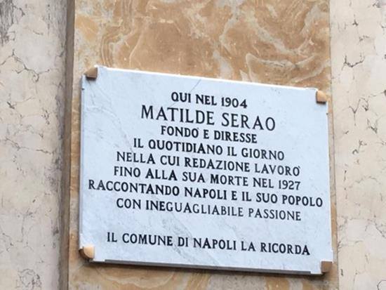 Targa commemorativa dedicata a Matilde Serao