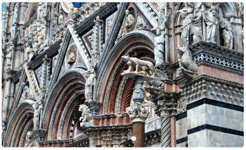 Lupa che allatta i Gemelli su colonna destra esterno Duomo di Siena