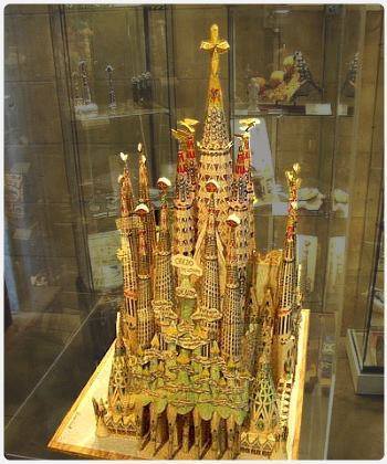 Modello della Sagrada Familia completa di Gaudì