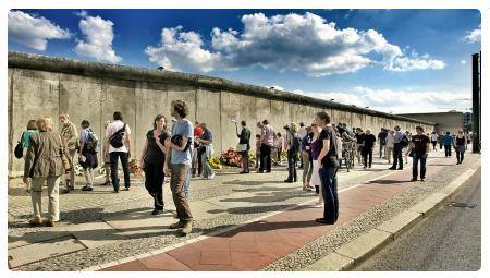 Linea di ciottoli, dove un tempo si trovava il Muro di Berlino "Berliner Mauer 1961-1989".
