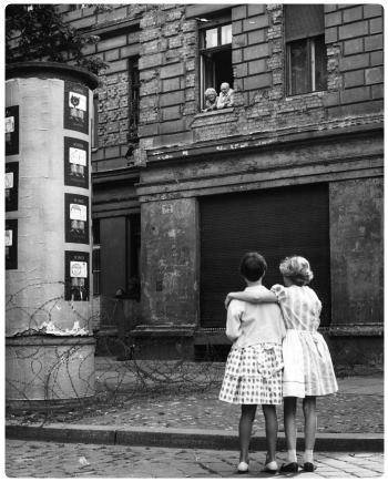 Agosto 1961: due giovani ragazze parlano con i loro nonni divise da loro da un recinto di filo spinato che diventerà poi il Muro di Berlino
