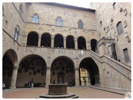 Cortile del Palazzo del Bargello a Firenze