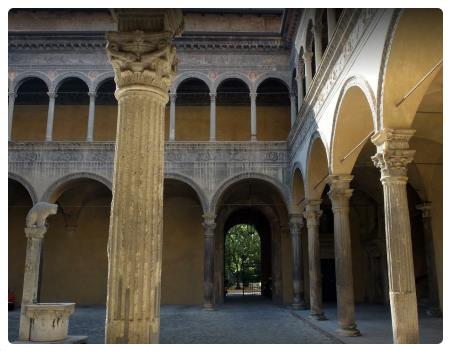 Palazzo Sanuti Bevilacqua degli Ariosti a Bologna