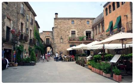 Peratallada - Plaza de las Voltes