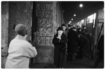 Dicembre 1963, i berlinesi dell'ovest grazie a  passaporti speciali possono attraversare la frontiera per visitare i parenti rimasti ad Est durante le festività natalizie.