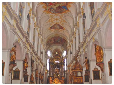 Interno della Peterskirke a Monaco di Baviera