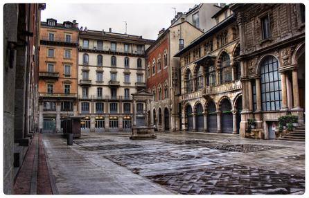 Piazza dei Mercanti a Milano