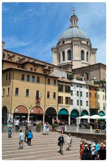 Piazza delle erbe a Mantova