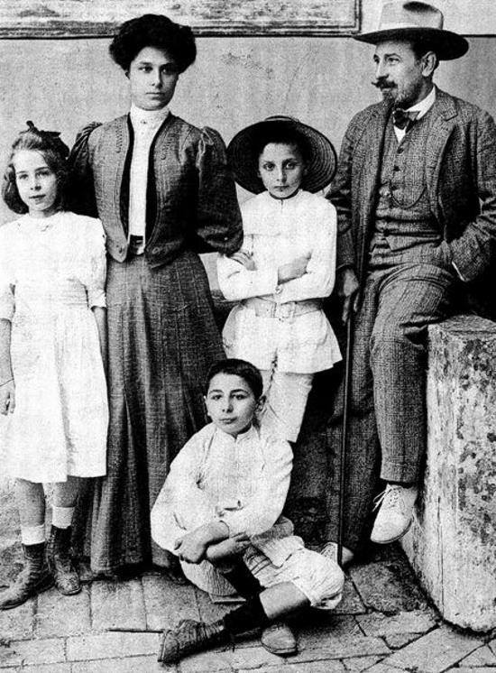 Pirandello con moglie e tre figli