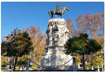 Plaza Nueva a Siviglia con gli alberi di Arancio