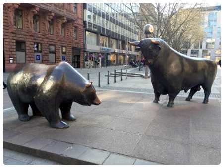 Scultura dello sculutore tedesco Reinhard Dachlauer su Orso e Toro, simboli della Borsa Valori