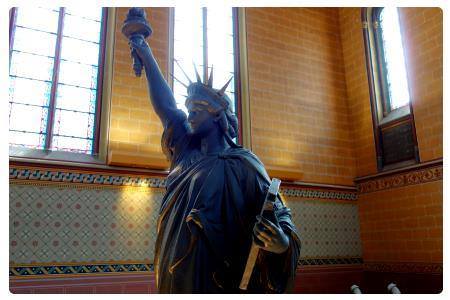 La Statua (le statue) della Libertà a Parigi