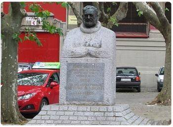 Statua di Hemingway davanti alla Plaza de Toros a Pamplona